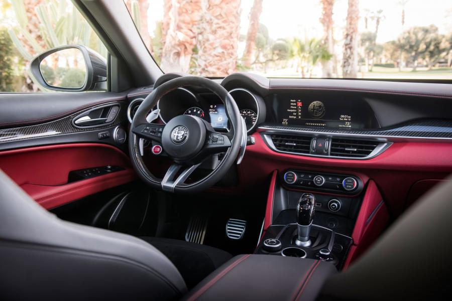 Интерьер Alfa Romeo Stelvio Quadrifoglio NRING (949) 2019 года  (NA) (фото 31 из 31)